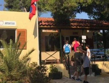 Επέστρεψαν στον Αγ. Ανδρέα οι μικροί κατασκηνωτές - Έξι μέρες μετά την πυρκαγιά (φώτο)